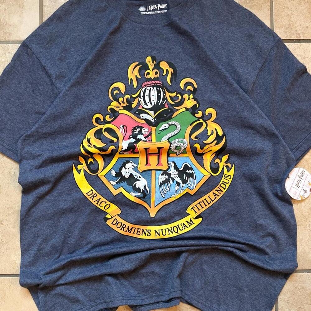 Universal Studios Wizarding World of Harry Potter Hogwarts Graphic Shirt Size L